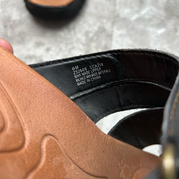 b.o.c. Women's Black Leather Comfort Slide Sandals Criss Cross Strap 8 - Picture 7 of 8